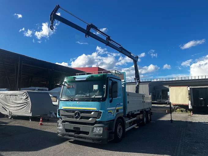 Mercedes-Benz Actros mit Ladekran auf dem SAH Truck Platz